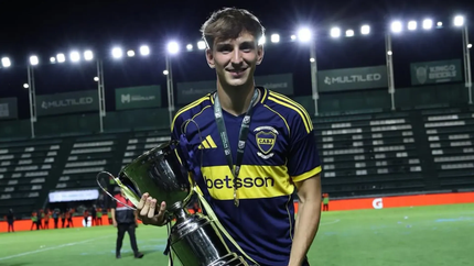 Valentino Simoni, con el trofeo de campeón en cancha de Banfield.