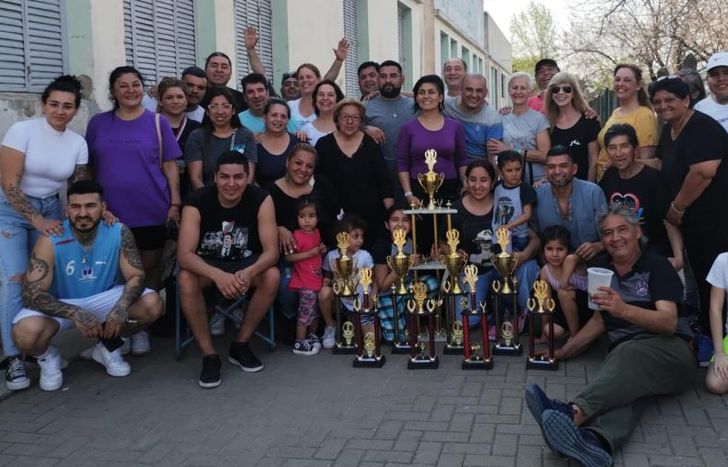 La delegación y los trofeos. Lomas quedó muy bien representada de la mano del Ballet Kakuy.