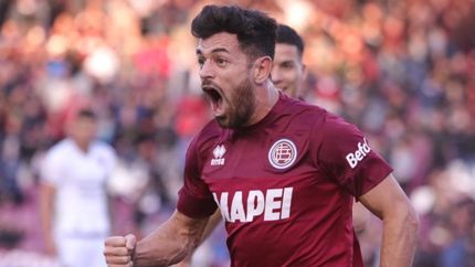 Lanús celebró de la mano de Lautaro Acosta cuando se terminaba el partido. Lanús celebró de la mano de Lautaro Acosta cuando se terminaba el partido.