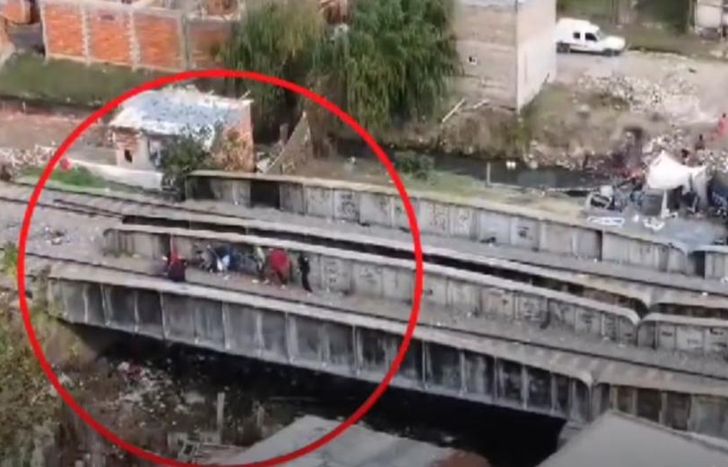 Filmaron la venta drogas en las vías del tren.