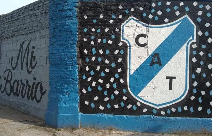 Es en uno de los paredones que dan al hospital.