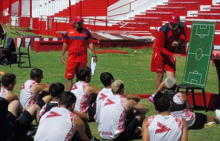 Cavalieri busca los últimos futbolistas para cerrar el plantel.