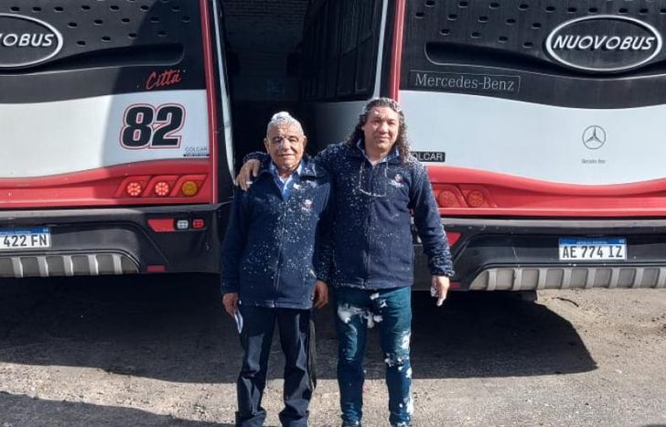 Amigos y compañeros de trabajo apasionados por el manejo del transporte público.