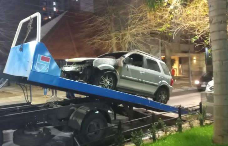 Una grúa de Tránsito se llevó la camioneta tras el incendio.