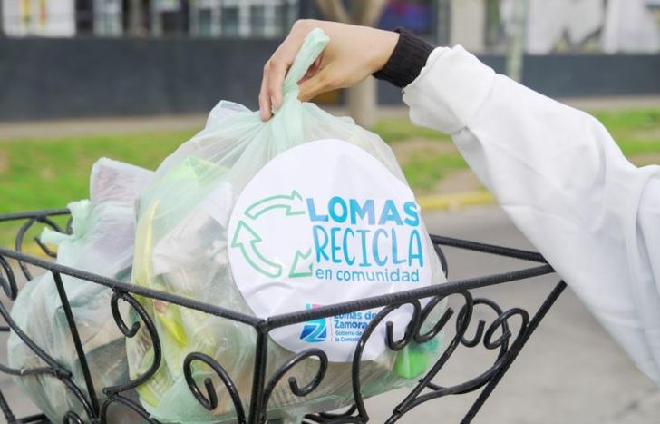 Los vecinos separan los residuos en bolsas que los identifican.