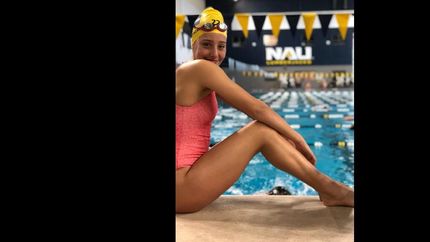 selene alborzen, una joven con brillo propio en el agua