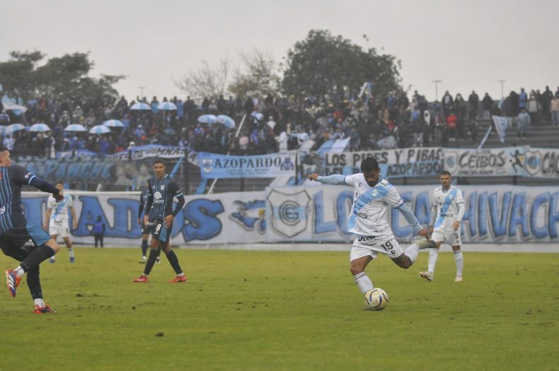 Gabriel Esparza en un intento de Temperley.