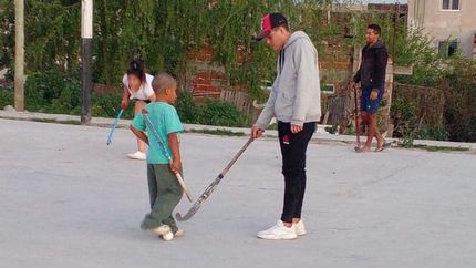 Los chicos ya pueden disfrutar del hockey otra vez.