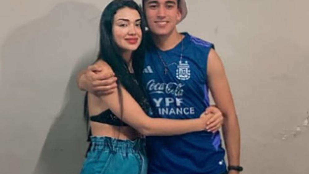 Narela Barreto junto a su hermano.