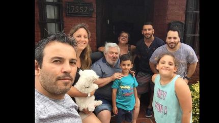 Juntos y en familia. Leonardo a la izquierda y Eduardo, sentado.