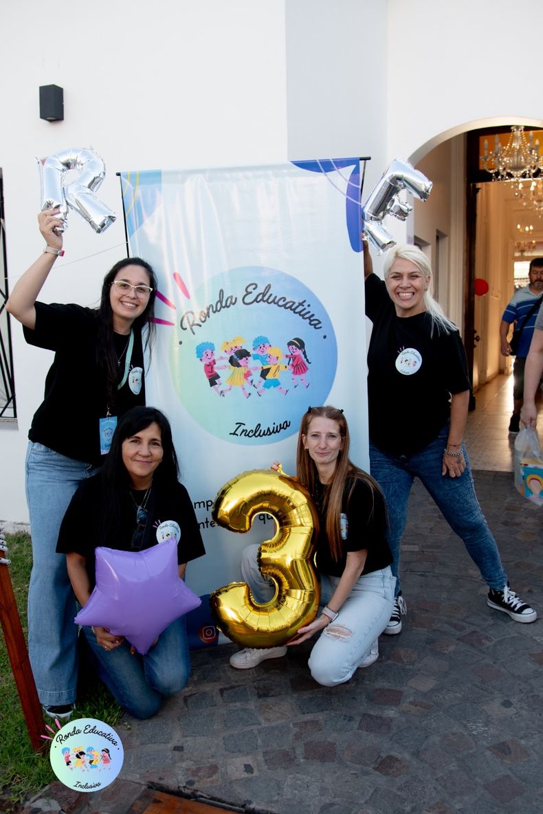 El grupo de docentes que creó la ronda educativa durante la tercera edición. 
