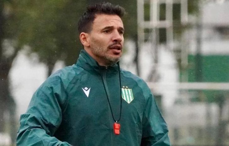 Broggi resiste al frente de Banfield.