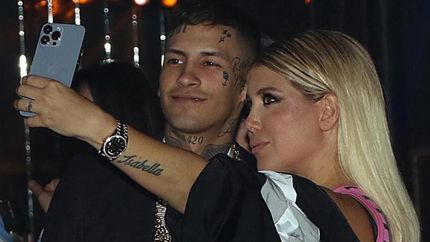 wanda nara y l-gante, muy juntos en una fiesta