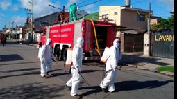 Mientras, siguen los operativos de desinfección en las calles.