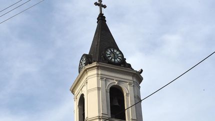 En lo más alto del templo se encuentra el reloj, de cuatro caras, y la campana.