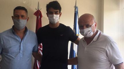 El correntino López firmó su primer contrato en Lanús. El correntino López firmó su primer contrato en Lanús.