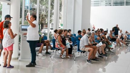 El hospital tiene una guardia pediátrica y de personas adultas. El hospital tiene una guardia pediátrica y de personas adultas.