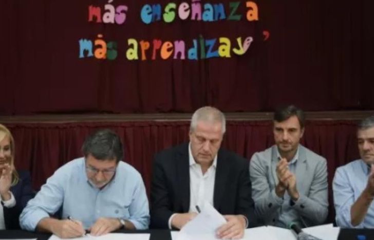 Escuelas bonaerenses firmaron un convenio para sumar una hora más de clases.