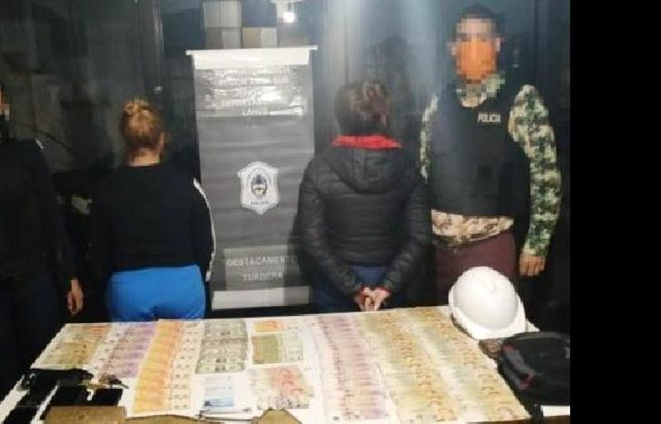 las jóvenes que no superan los 30 años se hacían pasar por personal de reparación.