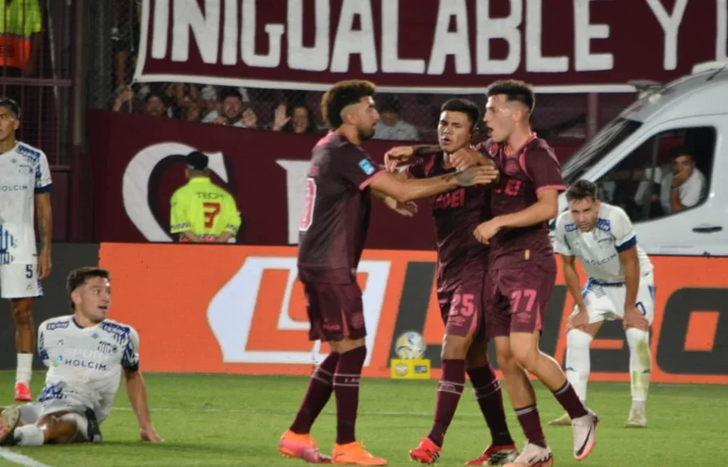 Dylan Aquino recibe el saludo de sus compañeros luego de marcar el empate de Laús.&nbsp;