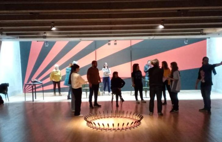 El grupo ya ensaya y se prepara para lo que será su presentación.