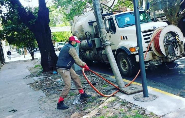 Las cuadrillas usan camiones desobstructores.