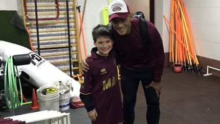 José Sand junto al nene que le regaló la camiseta. José Sand junto al nene que le regaló la camiseta.