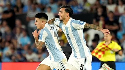 Almada, junto a Paredes, festeja el gol del triunfo de Argentina.