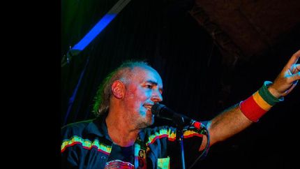 chala rasta en el teatro  del municipio