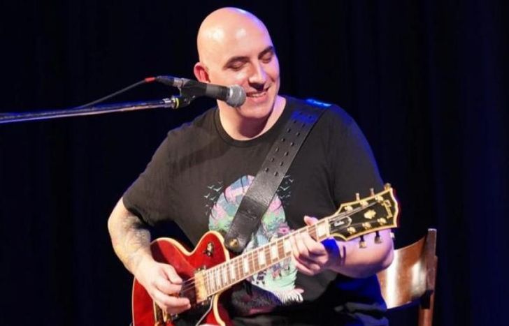 Gaspar Benegas, guitarrista del Indio, en Temperley.