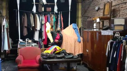 Las prendas en la sala principal, a la espera de ser vendidas.