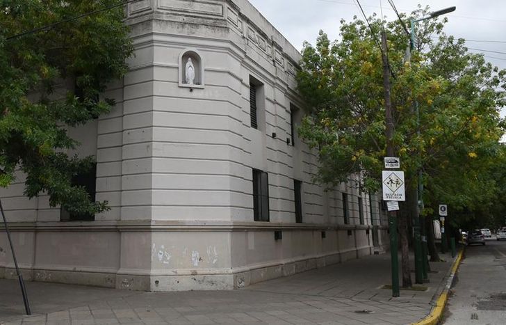 Varias mamás aseguran haberlo visto frente al Lourdes.