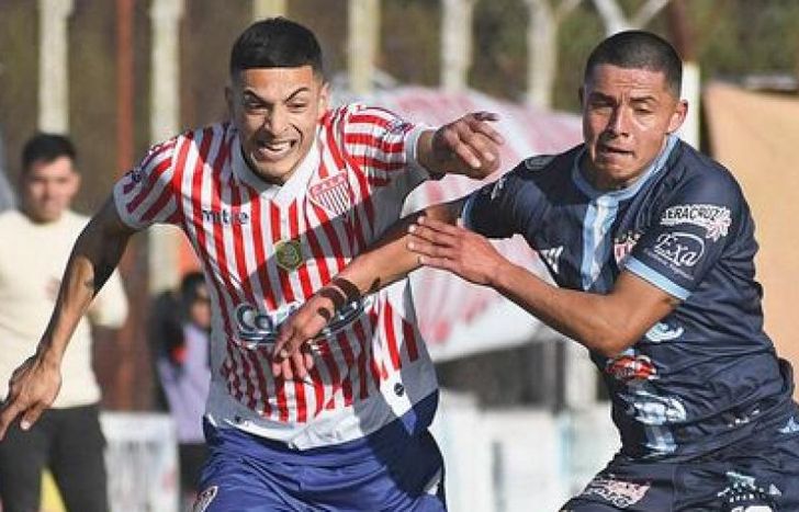 Matías González forcejea con Pérez.