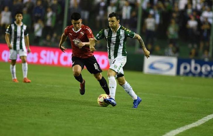 Nicolás Bertolo frente a Independiente, en uno de los tres partidos que fue titular en la Superliga
