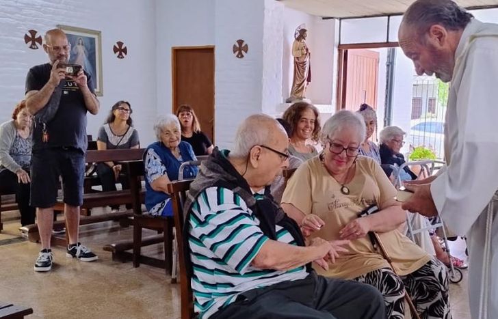 Hicieron una ceremonia para festejar el amor que floreció en el hogar.