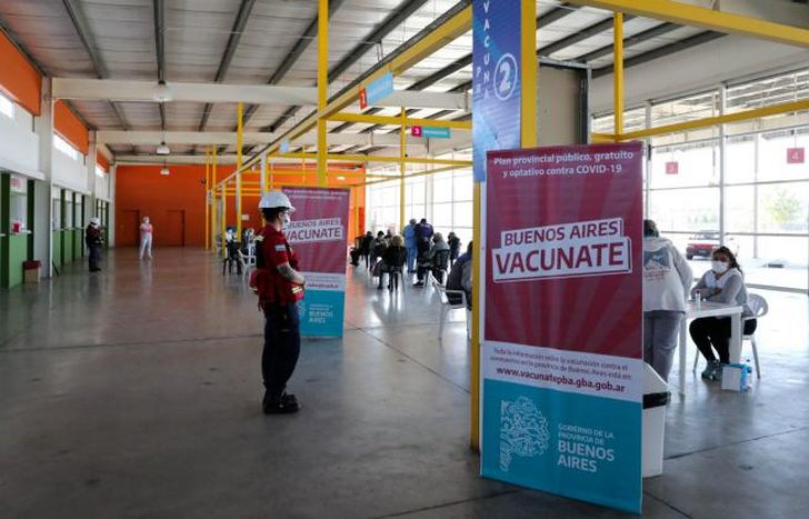 En uno de los 10 vacunatorios que funcionan en Lomas.