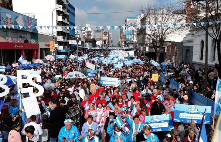 Instituciones desfilaron por la avenida, frente a la Grigera.