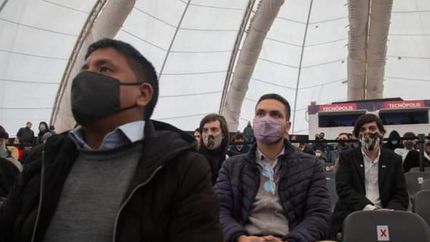 Facundo, en tercera fila, atento a la inauguración.