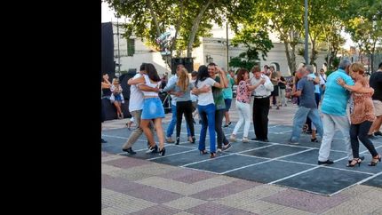 UN POCO TÍMIDOS AL PRINCIPIO, PERO CON SOLTURA DESPUÉS, LOS VECINOS ARMARON RÁPIDAMENTE PAREJAS Y SE DISPUSIERON A BAILAR. UN POCO TÍMIDOS AL PRINCIPIO, PERO CON SOLTURA DESPUÉS, LOS VECINOS ARMARON RÁPIDAMENTE PAREJAS Y SE DISPUSIERON A BAILAR.