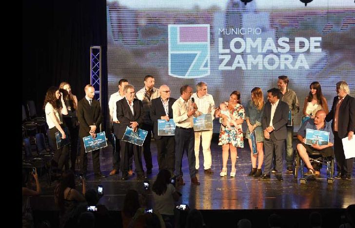 martín insaurralde , junto a su esposa, la modelo jesica cirio, y diego molea premiaron a los vecinos.