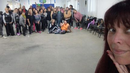 Las hace bailar y colabora para incrementar lo laboral.
