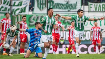 Yonatán Rodríguez festeja su gol.