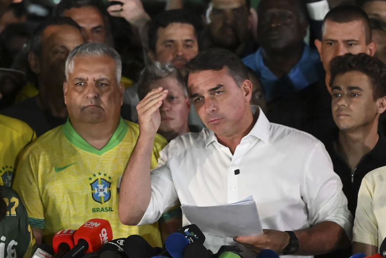 Flavio Bolsonaro no reconoci&oacute; la derrota.