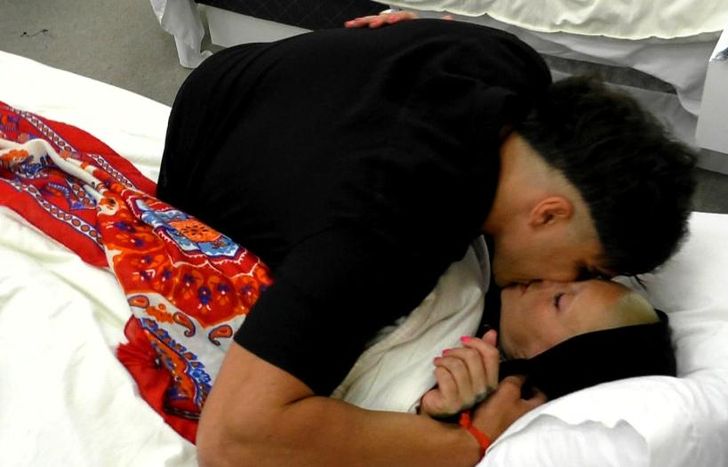 Mauro y Furia, a los besos.