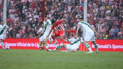 Santiago Rodríguez sortea la marca rival.