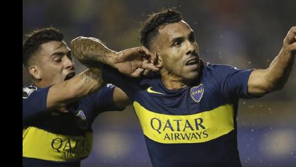 Tevez entró por el apagado Villa y guió a su equipo con un triunfo agónico.