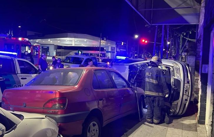 El auto quedó volcado sobre la vereda.