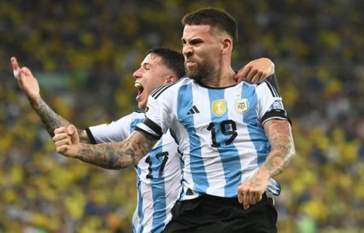 Otamendi festeja su golazo de cabeza. Lo abraza Enzo Fernández.