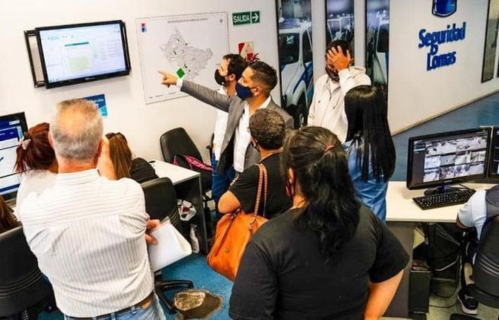 Les muestran las cámaras y cómo funcionan las alarmas.