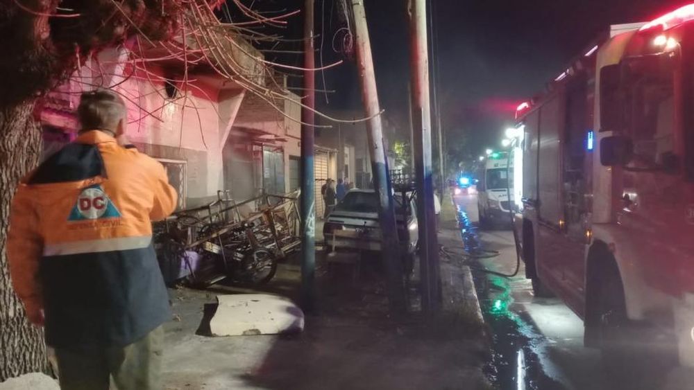 Bomberos, Defensa Civil y Emergencias Lomas trabajaron en el lugar.